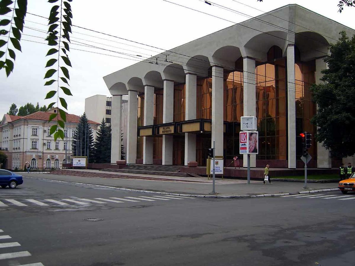 2 Bedrooms Heart Of City Center Кишинёв Экстерьер фото